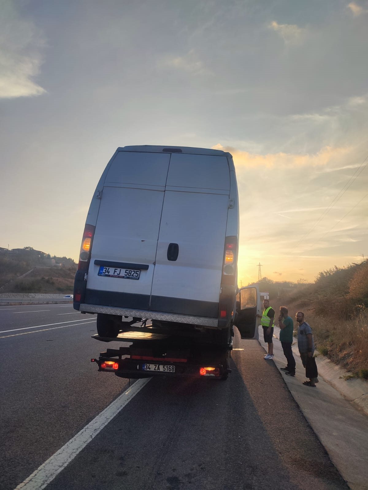 Yakıt desteği ve yolda kalan araca yakıt takviyesi